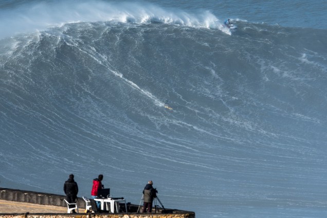 Surfista brasileiro Marcos Monteiro, pega uma onda gigante na Praia do Norte, em Nazaré, Portugal - 08/11/2017
