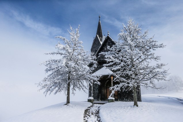 Capela coberta de neve é vista, após a primeira nevasca da estação, na aldeia de Tulfes, na Áustria - 07/11/2017