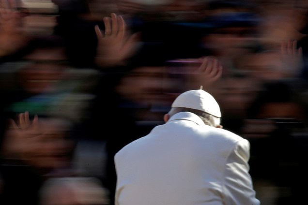 Papa Francisco cumprimenta fiéis momentos antes do início da audiência geral, na Praça de São Pedro, Vaticano - 22/112017