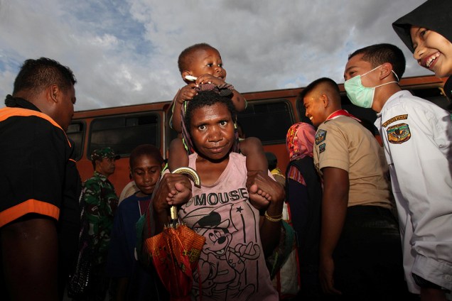 População evacuada de Grasberg, região ocupada por separatistas armados, chegam de ônibus na província da Papua, na Indonésia - 20/11/2017
