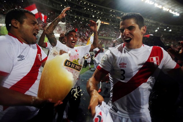 Jogadores do Peru comemoram a vitória sobre a Nova Zelândia durante partida de repescagem para a Copa do Mundo 2018, no estádio Nacional, em Lima, capital peruana - 15/11/2017