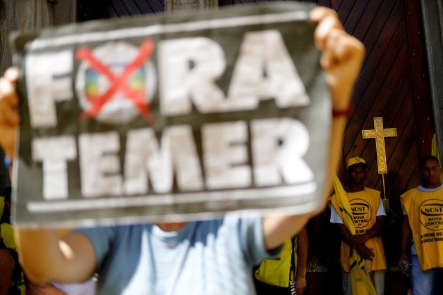 Manifestante segura um cartaz escrito "Fora Temer" durante um protesto organizado pelas centrais sindicais em todo o país contra as reformas trabalhista e da Previdência, na Praça da Sé, em São Paulo - 10/11/2017