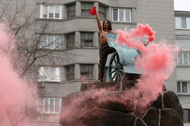 Ativista do movimento feminista FEMEN protesta contra o presidente Petro Poroshenko e do governo ucraniano, sobre o Monumento aos Heróis da Revolução de Outubro em Kiev - 07/11/2017