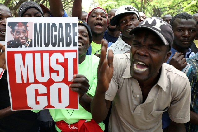 Manifestantes pedem a renúncia do ditador Robert Mugabe, em Harare, no Zimbábue - 21/11/2017