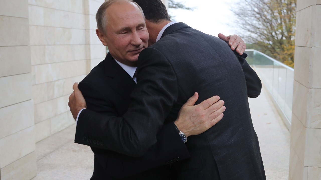 Imagens do dia - Vladimir Putin abraça Bashar Assad