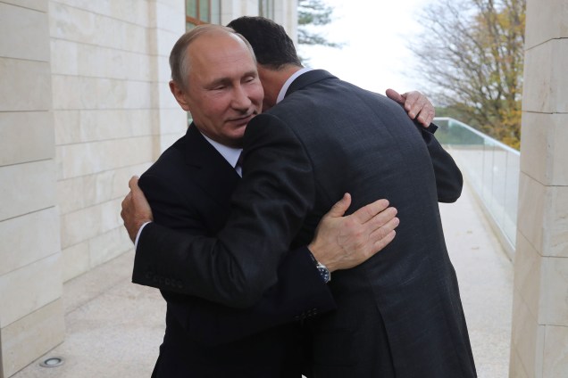 O presidente russo Vladimir Putin abraça o presidente da Síria, Bashar al-Assad, durante encontro em Sochi, na Rússia - 21/11/2017