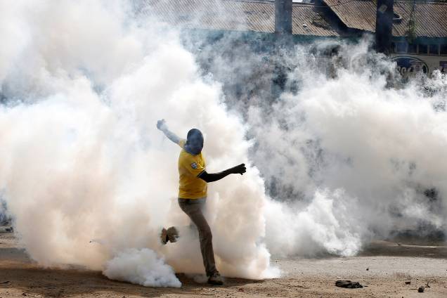 Um manifestante partidário ao líder da oposição queniana Raila Odinga, é visto em meio a fumaça das bombas de gás lacrimogêneo lançadas por policias para dispersar os protestantes em Nairobi, no Quênia - 17/11/2017