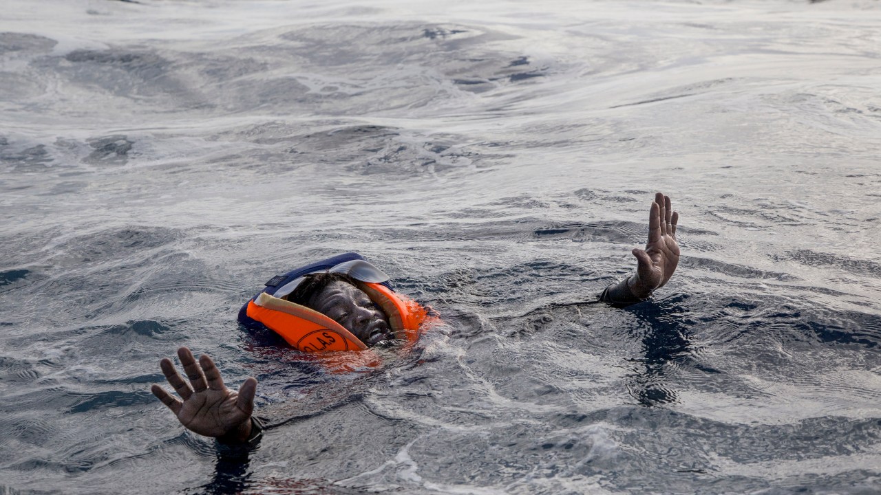 Imagens do dia - Imigrante resgatado no Mediterrâneo