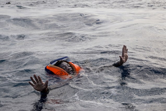Imigrante é resgatado por um barco da ONG alemã Sea-Watch no Mar Mediterrâneo. Durante um naufrágio, cinco pessoas morreram, incluindo um recém nascido - 06/11/2017