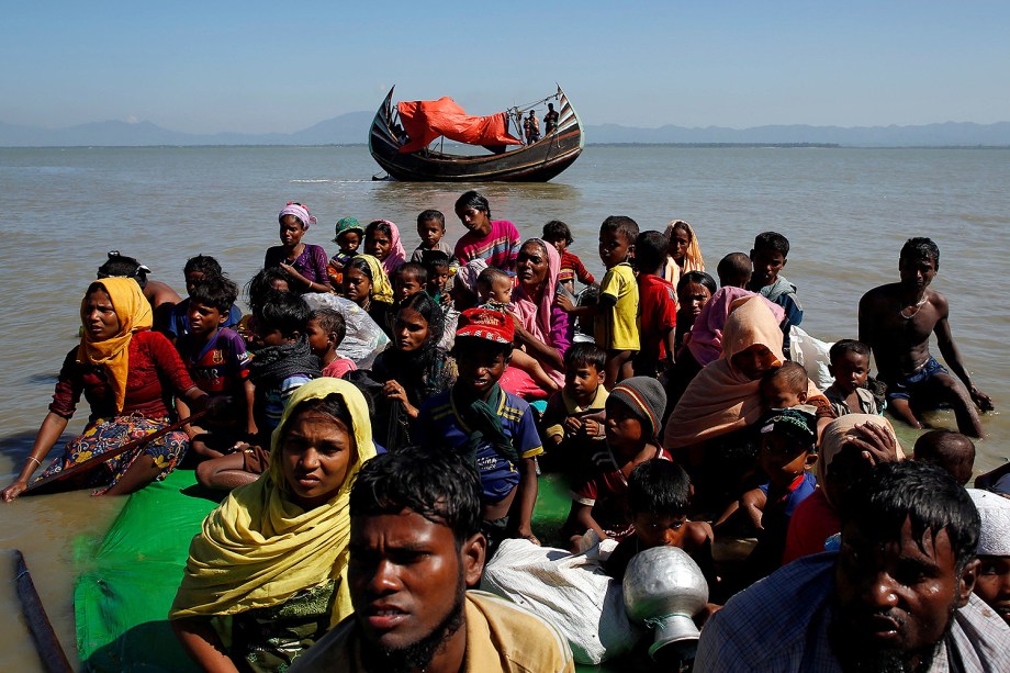 Um grupo de refugiados rohingyas sentados em jangadas são interrogados pelo Guarda das fronteiras de Bangladesh logo após cruzarem a fronteira com Myanmar - 09/11/2017