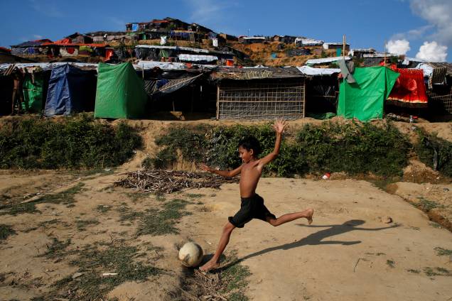 Menino refugiado Rohingya joga bola com seus amigos no campo de refugiados de Palong Khali, perto de Cox's Bazar, Bangladesh - 14/11/2017