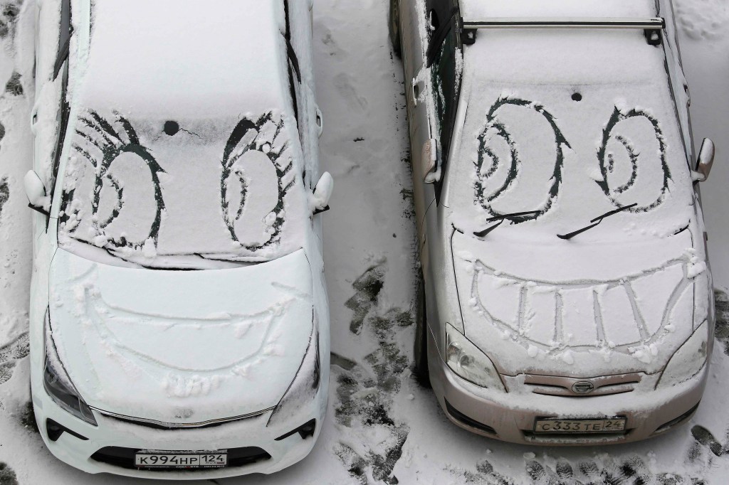 Imagens do dia - Neve cobre os carros em Krasnoyarsk, na Rússia