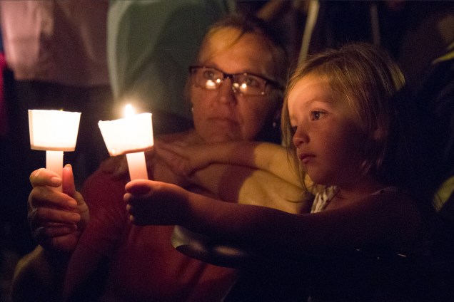 Uma mulher e uma criança são vistas durante uma prestação de homenagens com velas, para as vítimas do tiroteio na Primeira Igreja Batista em Sutherland Springs, no estado americano do Texas - 06/11/2017
