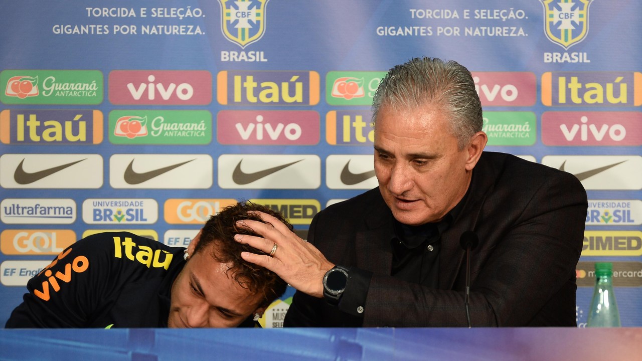 Tite e Neymar durante coletiva da seleção brasileira