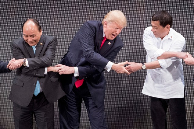 O primeiro-ministro do Vietnã, Nguyen Xuan Phuc, o presidente dos Estados Unidos, Donald Trump e o presidente filipino Rodrigo Duterte, juntam-se para uma foto durante a 31ª reunião da Associação das Nações do Sudeste Asiático (ASEAN) em Manila - 13/11/2017