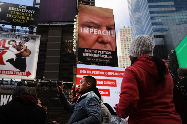 Um outdoor na Times Square, em Nova York, pede apoio a impeachment do presidente dos EUA - 23/11/2017