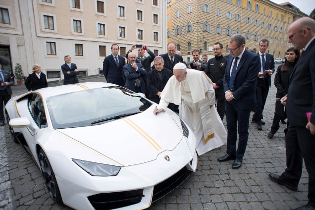 Papa Francisco assina uma Lamborghini Huracan antes da audiência geral desta quarta-feira na praça de São Pedro, no Vaticano - 15/11/2017
