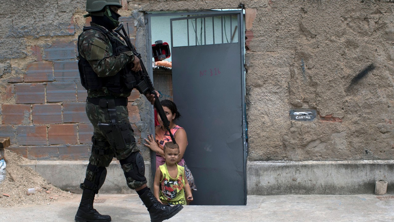 Imagens do dia - Operação do exército na favela do Barbante no Rio