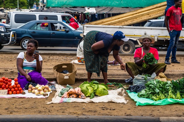 Vendedores de legumes e verduras são vistos do lado da estrada enquanto o comércio em Harare, capital do Zimbábue, continua normal, um dia após militares anunciaram planos para prender criminosos perto do presidente - 16/11/2017
