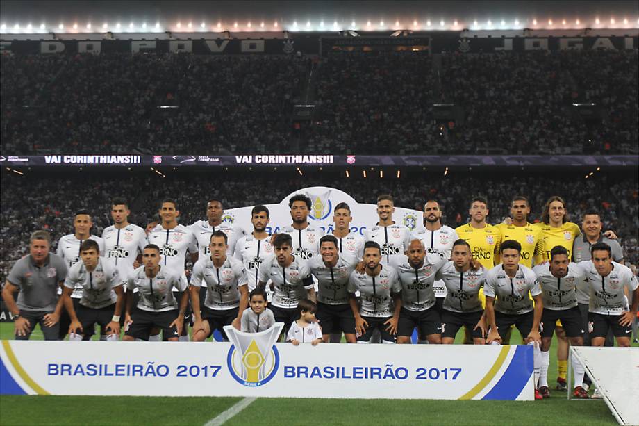 Jogadores do Corinthians posam para foto antes da partida contra o Fluminense, pelo Campeonato Brasileiro, no Itaquerão - 15/11/2017