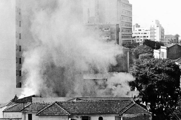 Vista do incêndio no Teatro Oficina 1966