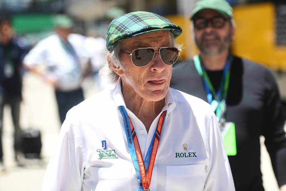 O ex-piloto Jackie Stewart caminha pelos boxes antes da largada do GP do Brasil, no Aut&oacute;dromo de Interlagos