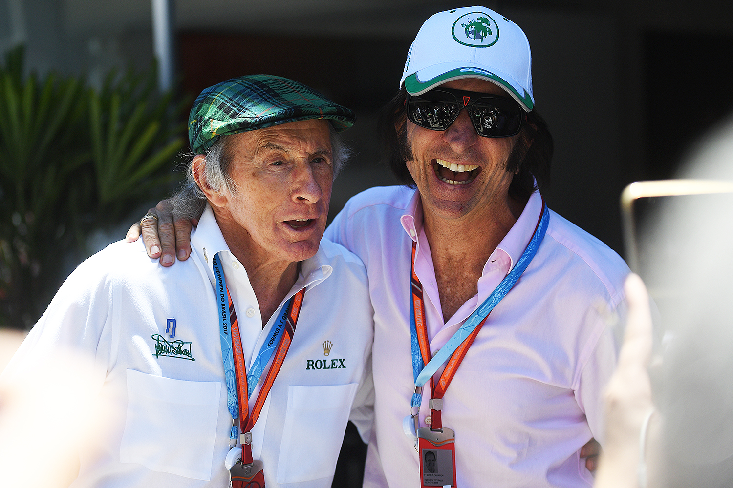 Os ex-pilotos Jackie Stewart e Emerson Fittipaldi se cumprimentam antes da largada do GP do Brasil, no Aut&oacute;dromo de Interlagos