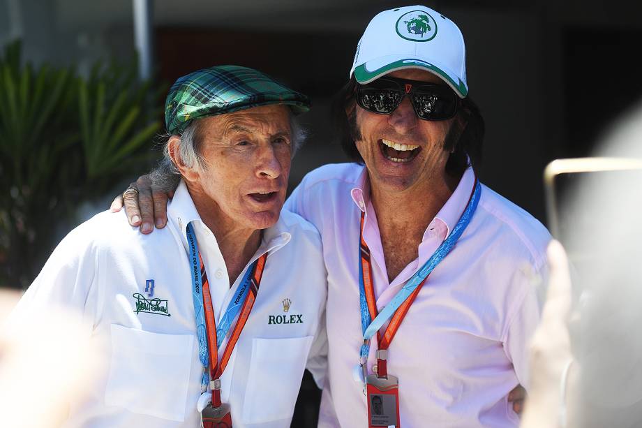 Os ex-pilotos Jackie Stewart e Emerson Fittipaldi se cumprimentam antes da largada do GP do Brasil, no Aut&oacute;dromo de Interlagos