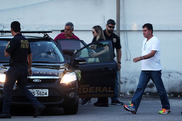 O presidente da Alerj, Jorge Picciani (camisa roxa), e o deputado Paulo Melo (camisa branca), são levados para fazer exame de corpo de delito, após se entregarem na sede Polícia Federal, no Rio - 16/11/2017