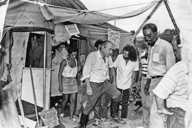 PA Rio de Janeiro (RJ) 06/03/1985 - Governador Leonel Brizola, visita a favela de Rio das Pedras - Foto Ricardo Leoni / AG O GLOBO