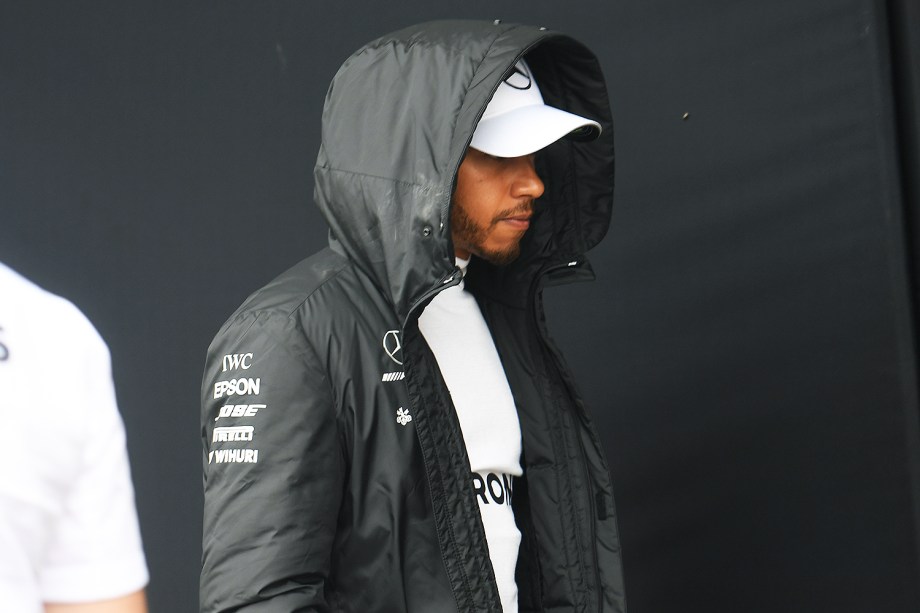 O piloto Lewis Hamilton, da Mercedes, durante segundo dia de treino livre para o Grande Prêmio do Brasil, no Autódromo de Interlagos - 11/11/2017