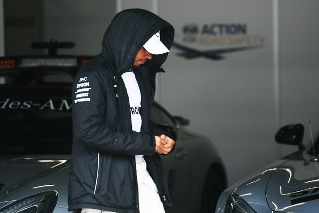 O piloto Lewis Hamilton, da Mercedes, sofre acidente durante segundo dia de treino livre para o Grande Prêmio do Brasil, no Autódromo de Interlagos - 11/11/2017