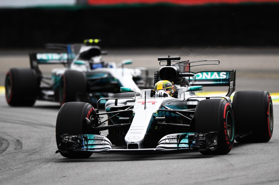 O piloto Lewis Hamilton, da Mercedes, durante segundo dia de treino livre para o Grande Prêmio do Brasil, no Autódromo de Interlagos - 11/11/2017