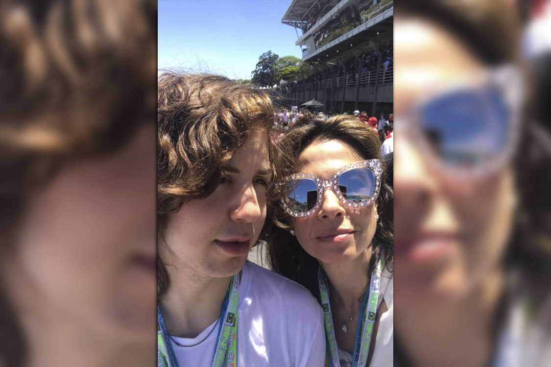 A apresentadora Luciana Gimenez com seu filho Lucas Jagger antes do in&iacute;cio da corrida, no Aut&oacute;dromo de Interlagos