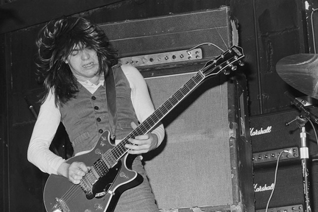 O guitarrista da banda AC/DC, Malcolm Young, durante apresentação no Marquee Club, em Londres- 12/05/1976