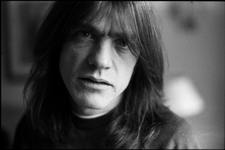 O guitarrista da banda AC/DC, Malcolm Young, posa para retrato na Alemanha - 1995