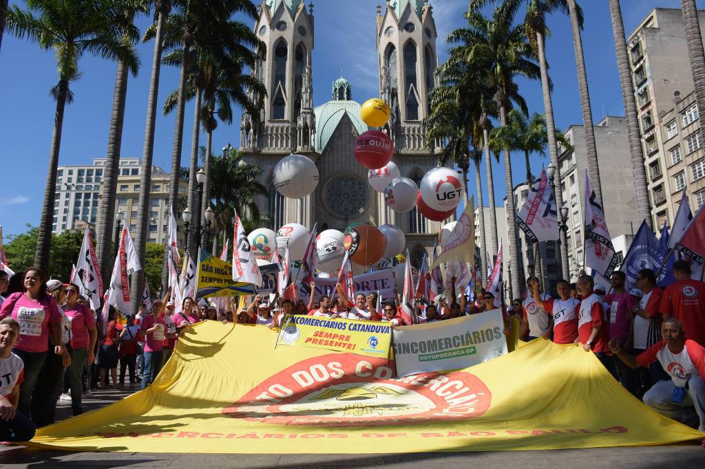 Centrais reúnem multidão na Praça da Sé contra reformas