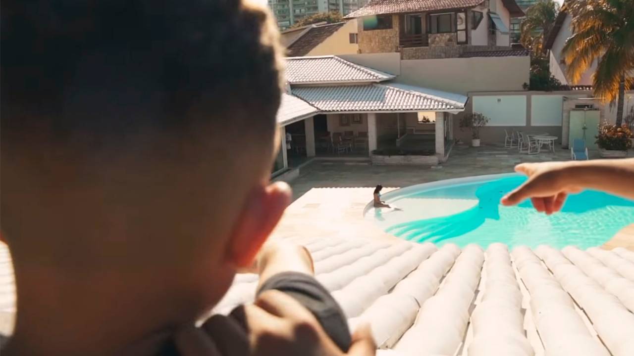 Cena do clipe ‘Vem e Brota Aqui na Base’, do MC Doguinha
