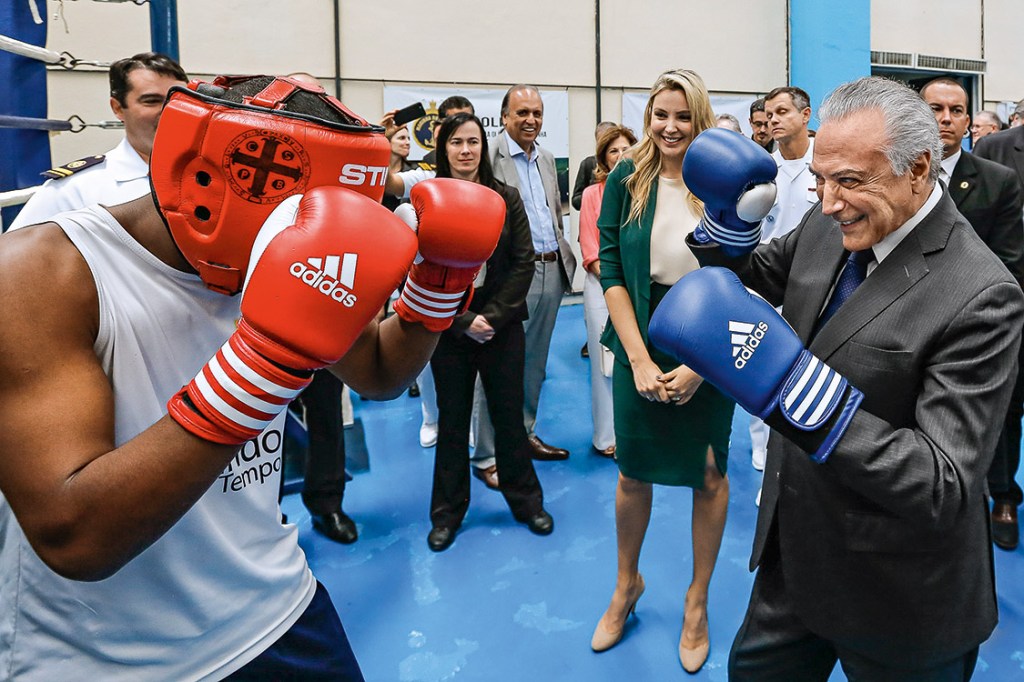 (Rio de Janeiro - RJ, 13/11/2017) Presidente da República, Michel Temer, interage com atleta de Boxe, após a cerimônia. Foto: Marcos Corrêa/PR