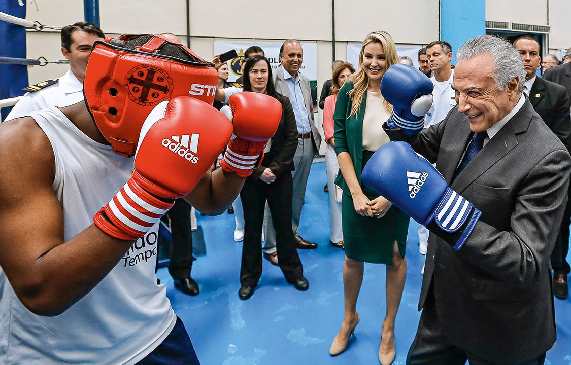 (Rio de Janeiro - RJ, 13/11/2017) Presidente da República, Michel Temer, interage com atleta de Boxe, após a cerimônia. Foto: Marcos Corrêa/PR