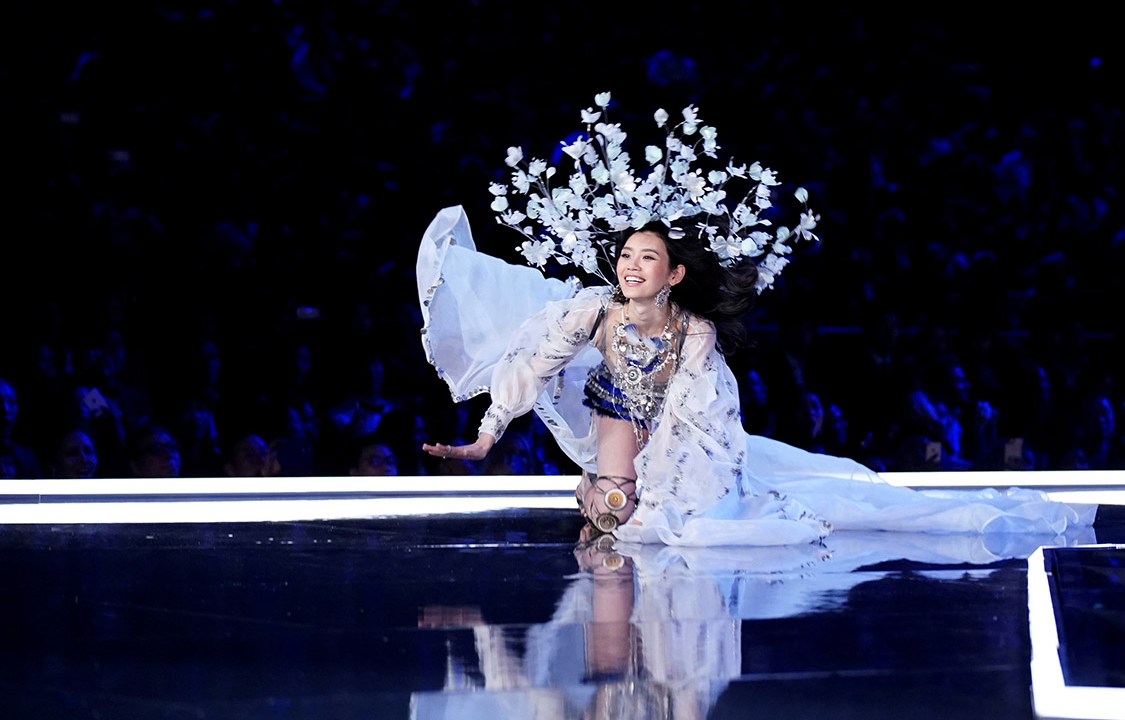 Modelo Ming Xi cai durante o Victoria's Secret Fashion Show 2017