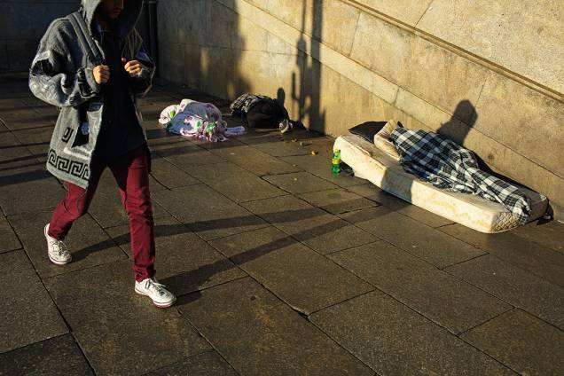 Paisagem urbana - Pessoas dormem na região central de São Paulo: deficiências na rede de proteção social Paisagem urbana - Pessoas dormem na região central de São Paulo: deficiências na rede de proteção social