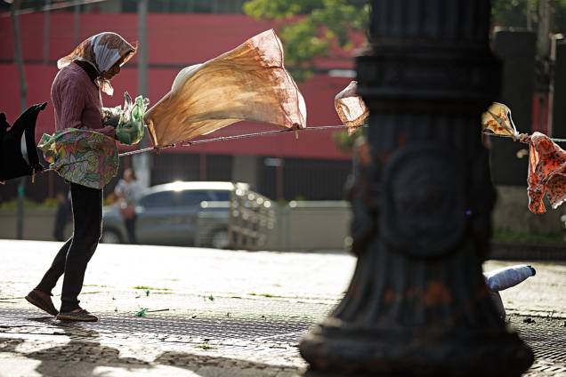 Endereço: rua - A sem-teto e seu varal: estima-se que existam mais de 100 000 pessoas sem lar em todo o país Endereço: rua - A sem-teto e seu varal: estima-se que existam mais de 100 000 pessoas sem lar em todo o país