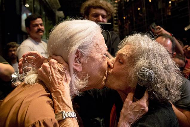 Fernanda Montenegro ganha um beijo de Vera Barreto Leite, modelo preferida da estilista francesa Coco Chanel, ao reencontrá-la depois de décadas no Teatro Oficina