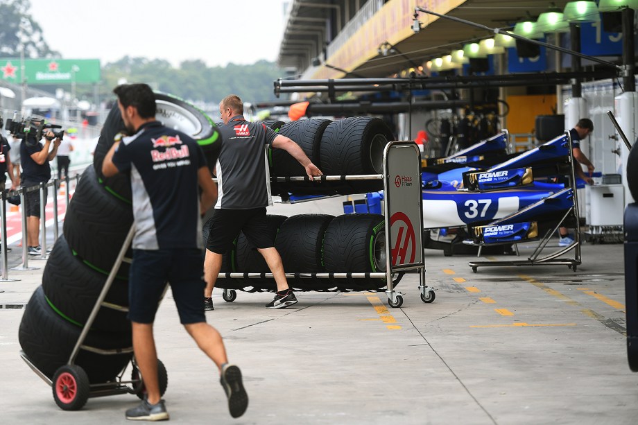 Movimentação no Autódromo de Interlagos antes do início dos treinos para o Grande Prêmio do Brasil de Fórmula 1