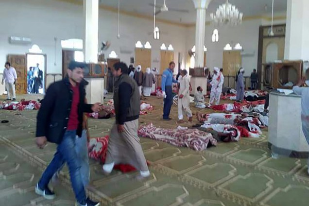 Corpos de fiéis mortos ficam no chão após um ataque terrorista com tiros e bombas na mesquita de Rawda em El-Arish, norte do Sinai no Egito durante as orações de sexta-feira - 24/11/2017