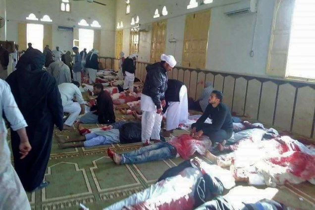 Corpos de fiéis mortos ficam no chão após ataque terrorista com tiros e bombas na mesquita de Rawda, em El-Arish, Sinai do Norte, no Egito, durante as orações de sexta-feira. 305 pessoas morreram - 24/11/2017