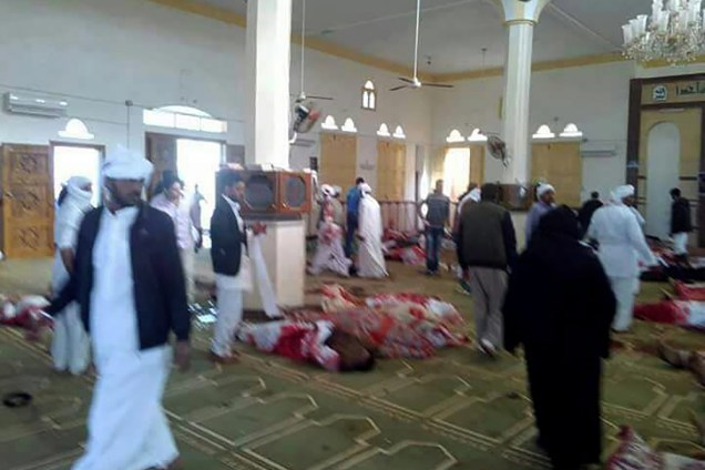 Corpos de fiéis mortos ficam no chão após um ataque terrorista com tiros e bombas na mesquita de Rawda em El-Arish, Sinai do Norte no Egito durante as orações de sexta-feira - 24/11/2017