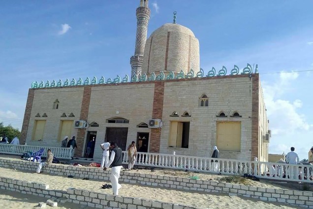 Vista externa da mesquita de Rawda, a cerca de 40 quilômetros a oeste da capital da província egípcia de Sinai do Norte, de El-Arish, depois de um ataque com armas e bombardeios - 24/11/2017