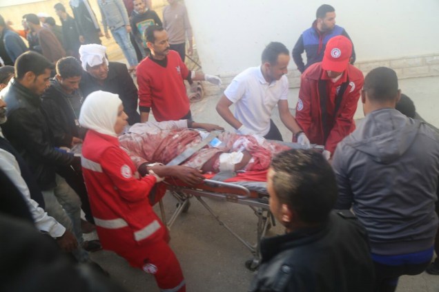 Pessoa ferida é resgatada após explosão na mesquita Rawda, alvo de um ataque terrorista na província do Sinai do Norte, no Egito - 24/11/2017